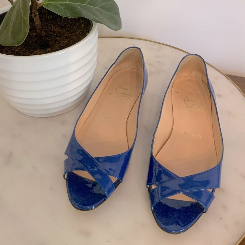 Christian Louboutin blue peep-toe patent leather flats. Size 37